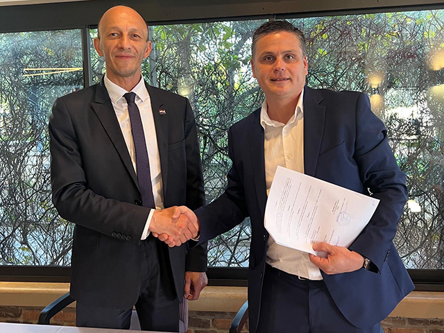 Stisak ruke nakon potpisa Petryja i Kustića                                                                                                                                                                                                               